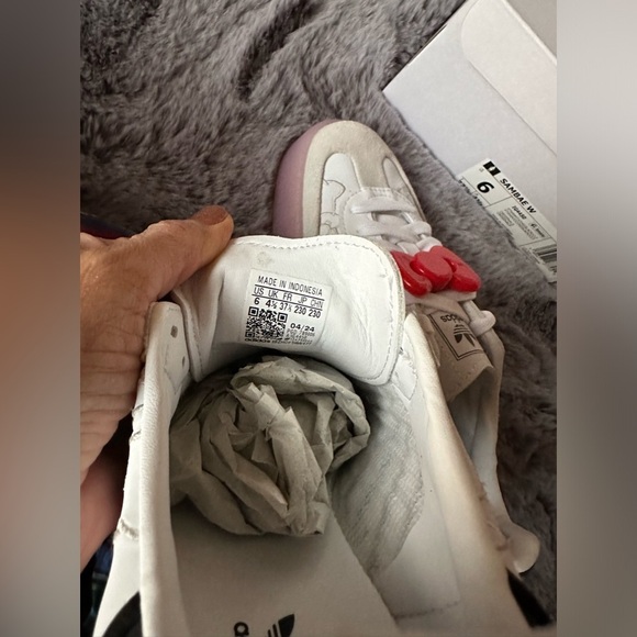 Authentic adorable Adidas Sambae x Hello Kitty collaboration Women's size 6 - Picture 10 of 13